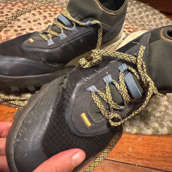 Stylish Helly Hansen women's shoes. Black with yellow accents. Durable and comfo - Picture 4 of 6